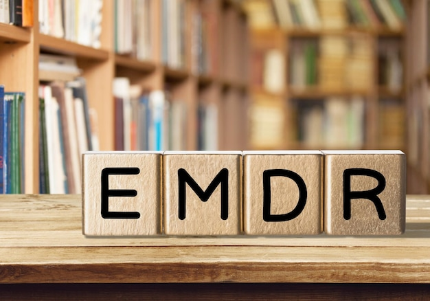 Photo de cubes formant le mot EMDR