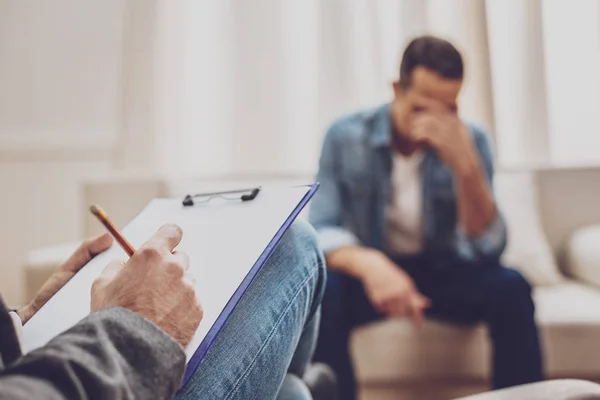 Homme déprimé en consulation psychologique